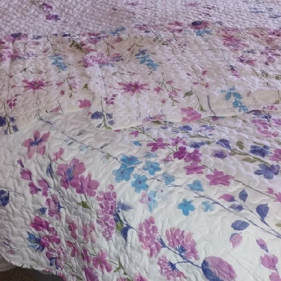 Reversible Floral Quilt with Pink and Blue Accents - Picture 1 of 4